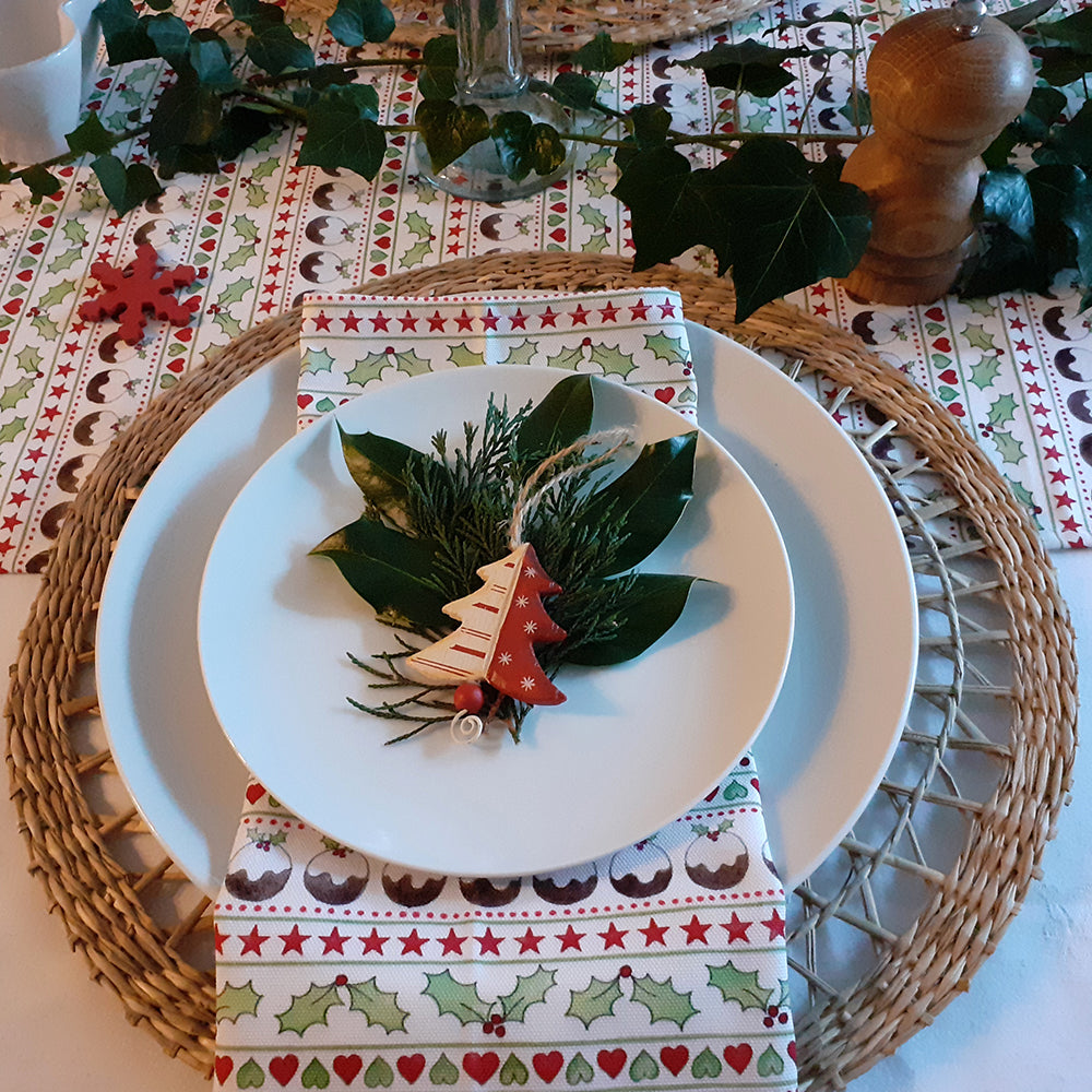 Festive table setting with Christmas pudding table runner and matching napkin, white plates and holly decoration – Chez Beccy